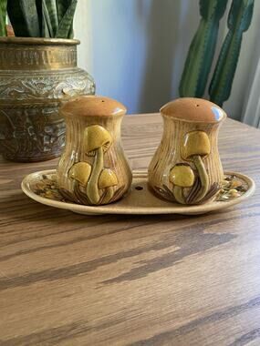 Vintage 1970s Arnel's Mushroom Salt And Pepper Shakers Oven Top Shakers